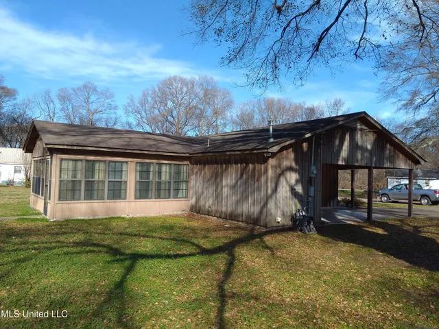 $127,500 | 207 North Fulton Avenue, Isola, MS 38754