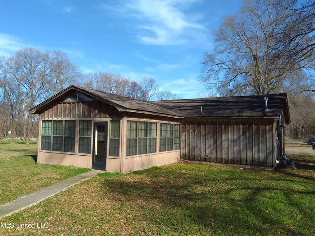 $127,500 | 207 North Fulton Avenue, Isola, MS 38754