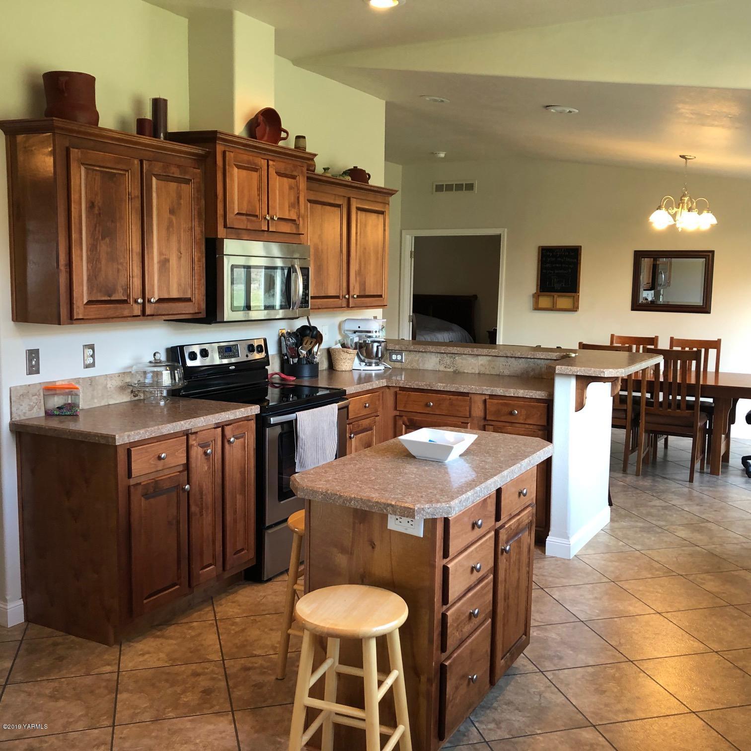 150019 West Richards Road Prosser, WA 99350 - Photo 11 of 27 KITCHEN ISLAND