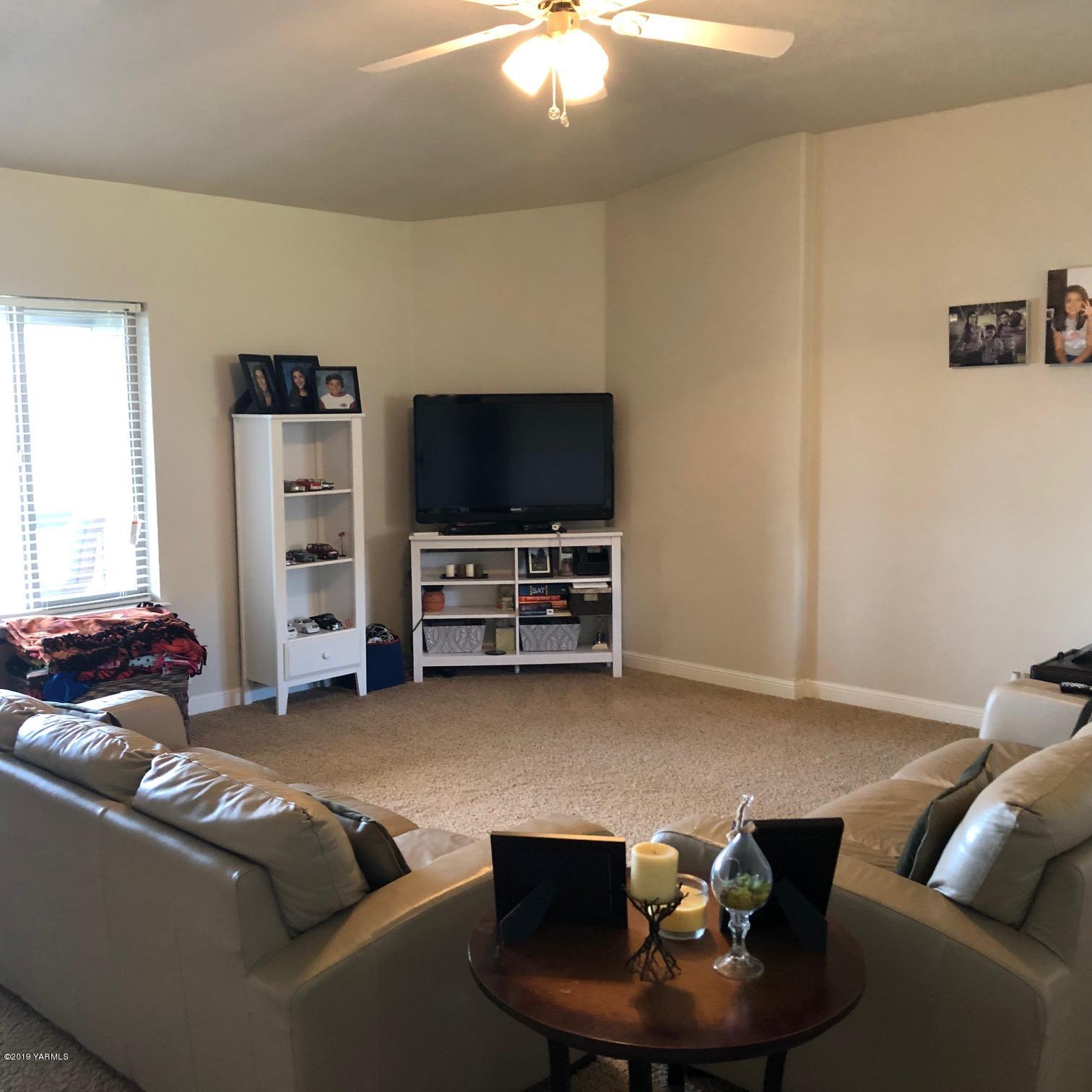 150019 West Richards Road Prosser, WA 99350 - Photo 13 of 27 FAMILY ROOM