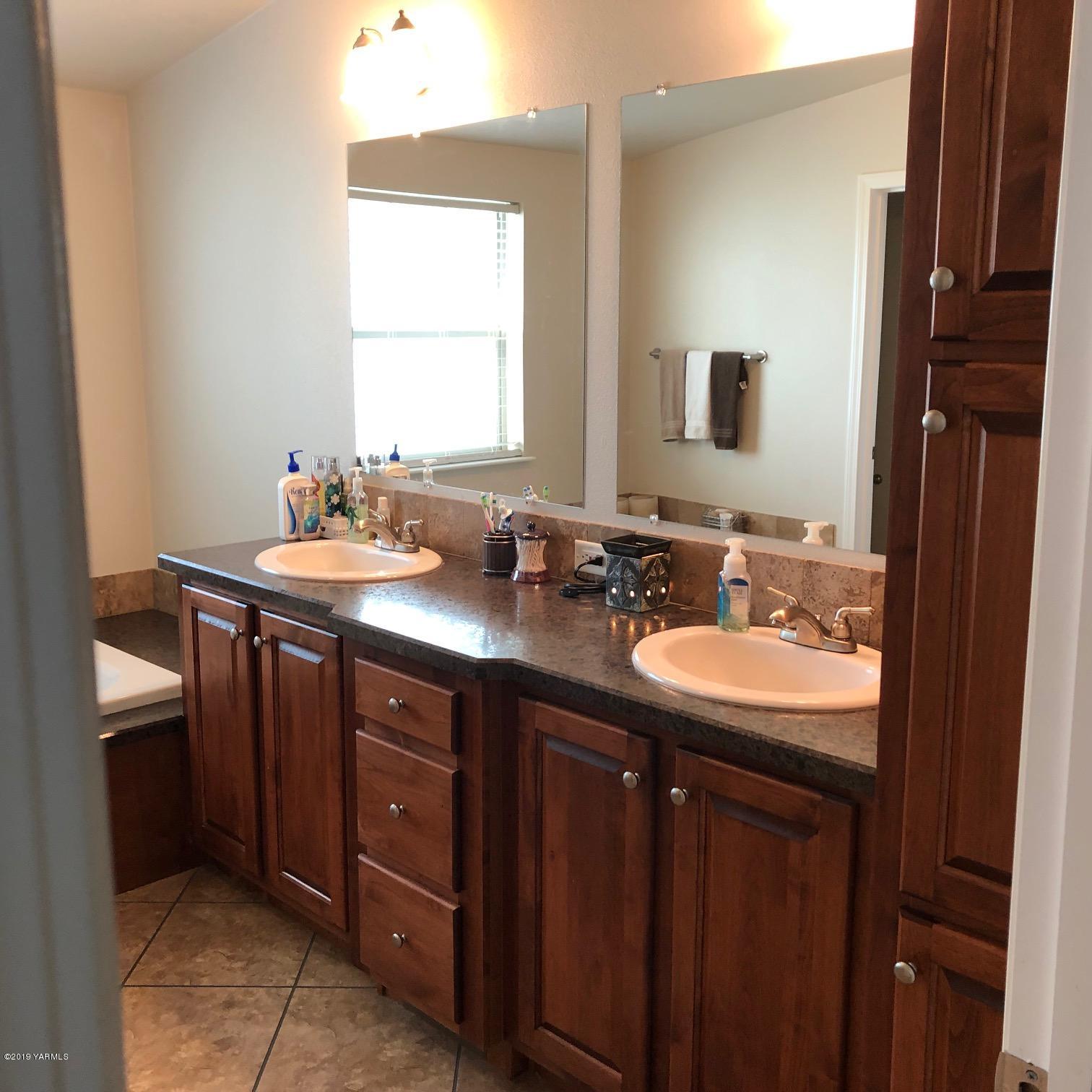 150019 West Richards Road Prosser, WA 99350 - Photo 22 of 27 DUAL SINKS IN MASTER BATH