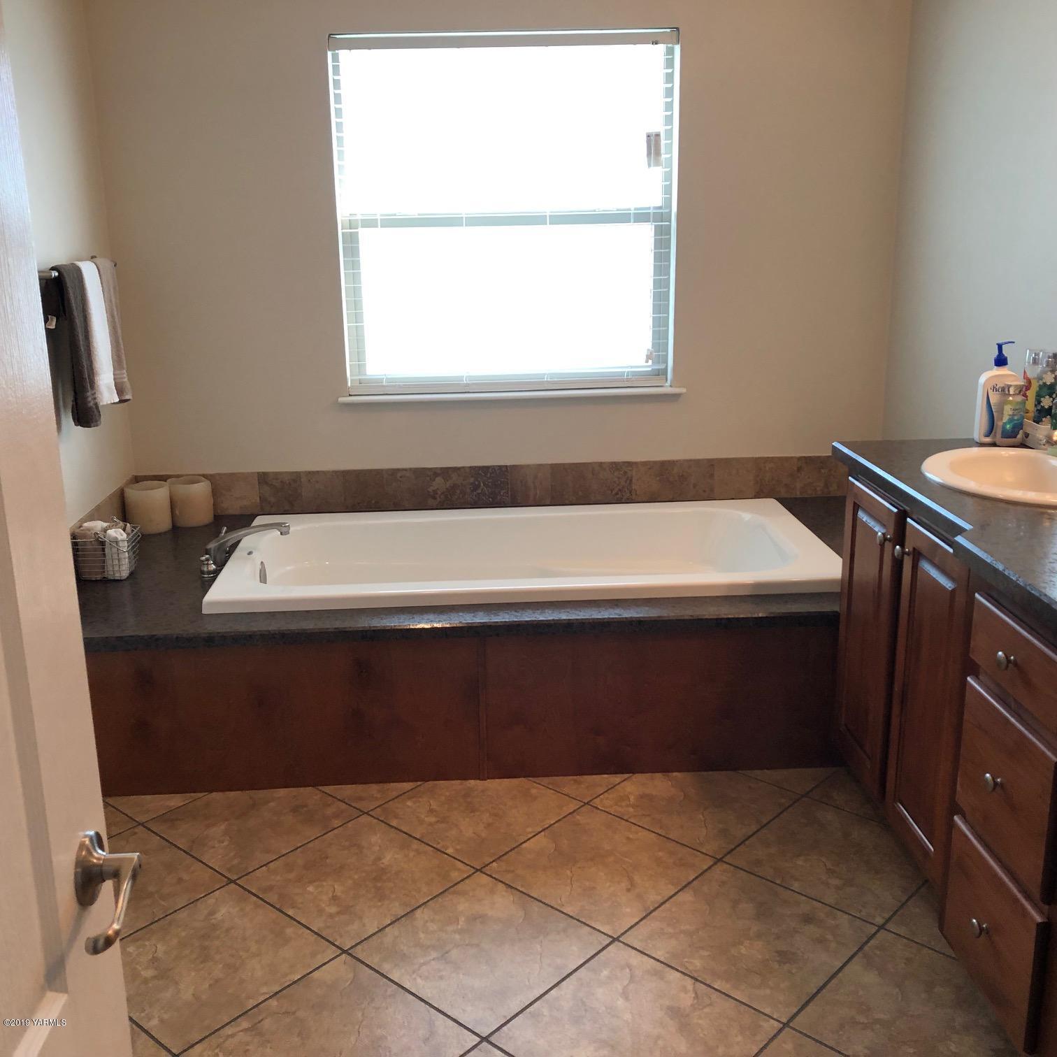 150019 West Richards Road Prosser, WA 99350 - Photo 23 of 27 HUGE MASTER TUB