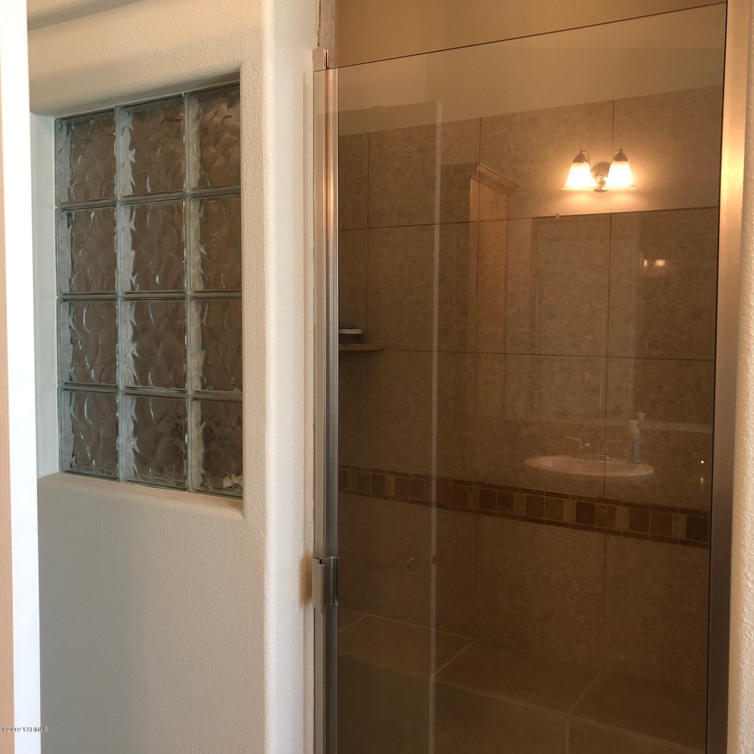 150019 West Richards Road Prosser, WA 99350 - Photo 24 of 27 MASTER WALK IN SHOWER