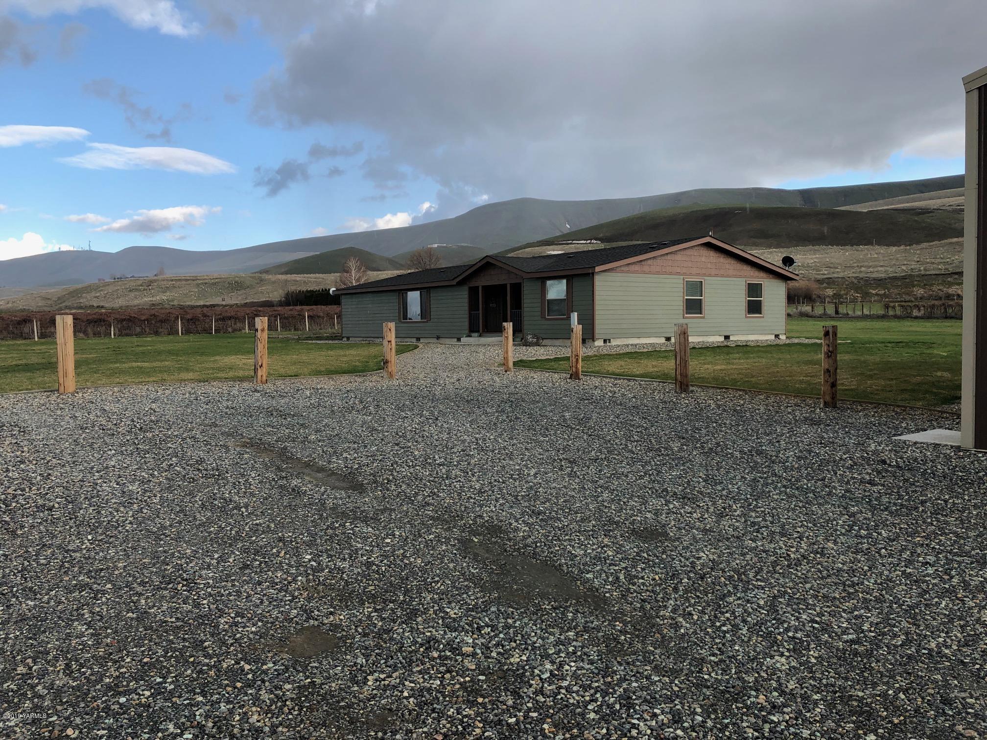 150019 West Richards Road Prosser, WA 99350 - Photo 5 of 27 FRONT OF HOME