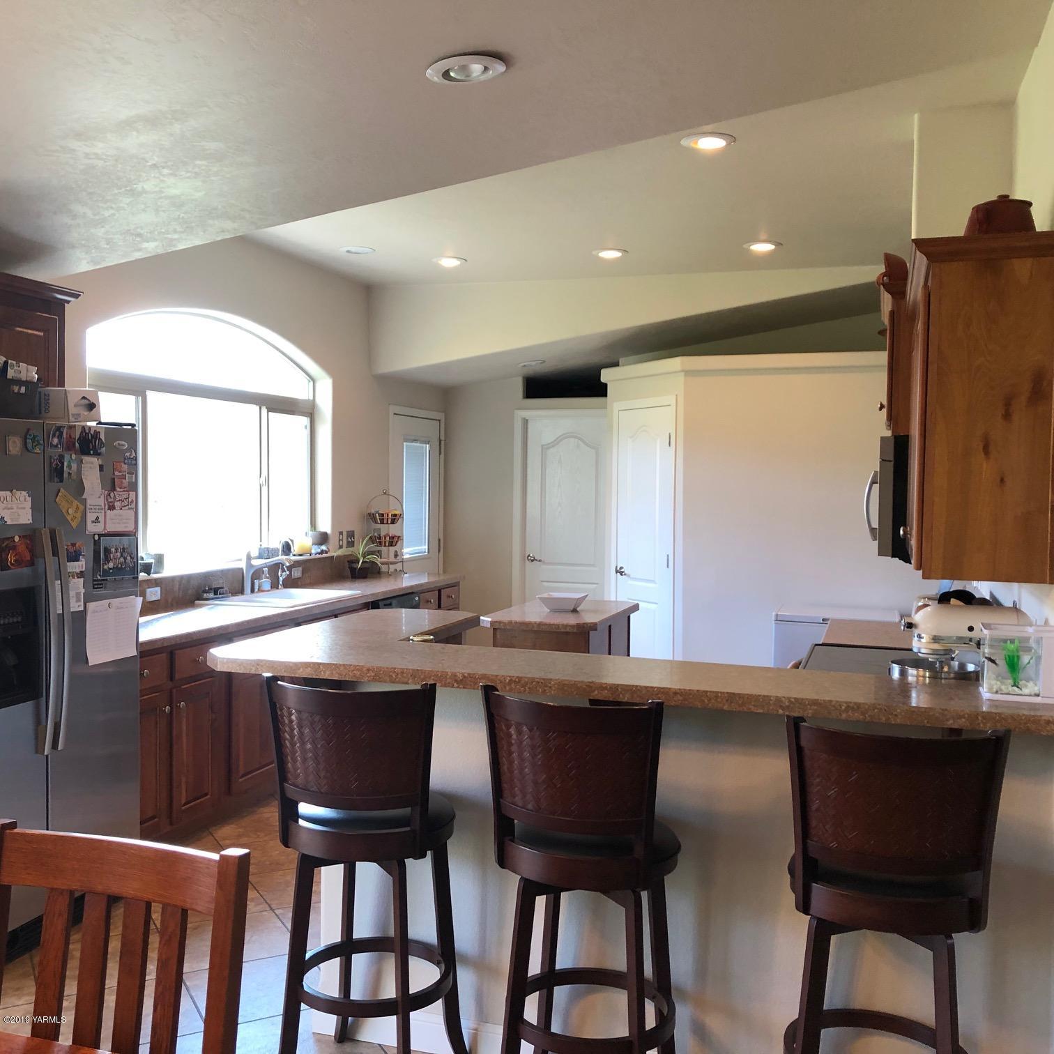 150019 West Richards Road Prosser, WA 99350 - Photo 10 of 27 KITCHEN BAR AREA
