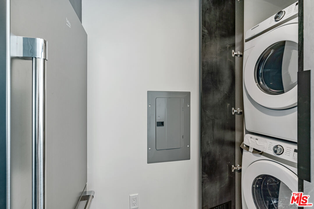 10700 Tabor Street, Unit 524 Los Angeles, CA 90034 - Photo 3 of 12 a close view of a utility room with dryer and washer