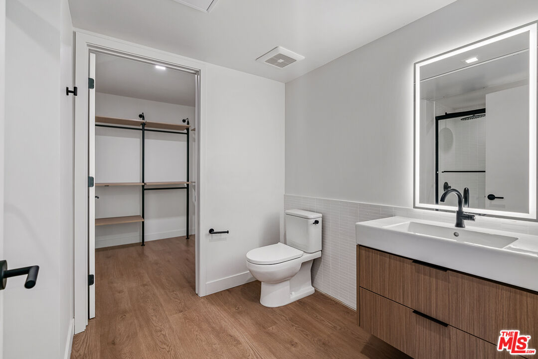 10700 Tabor Street, Unit 524 Los Angeles, CA 90034 - Photo 8 of 12 a bathroom with a sink toilet and shower