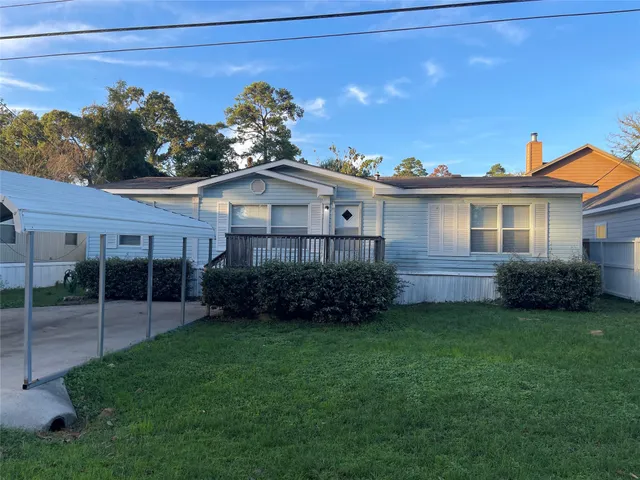 a view of a house with backyard and garden