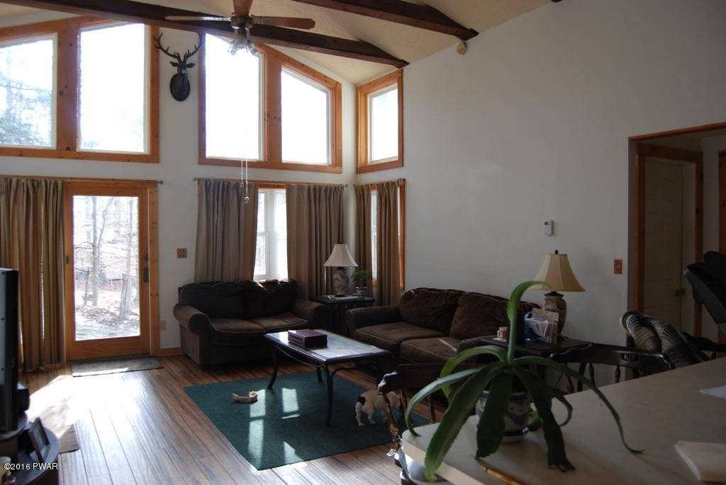 118 Logger Road Canadensis, PA 18325 - Photo 7 of 32 Living Room