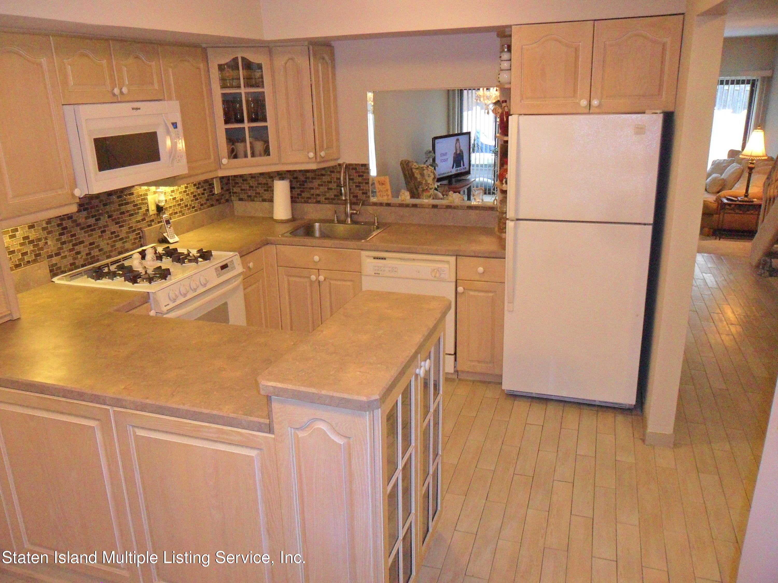 271 Signs Road, Unit L Staten Island, NY 10314 - Photo 4 of 53 SAM_2098