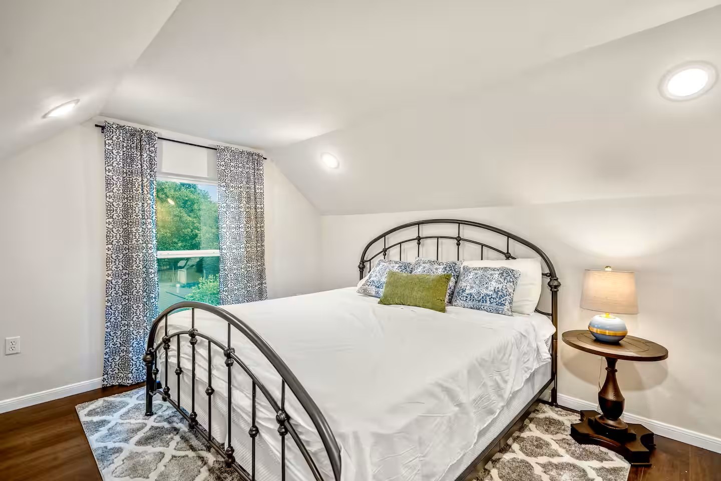 3741 Charleston Street Houston, TX 77021 - Photo 35 of 37 Bedroom 8 is located on the 3rd floor and features a king size bed.