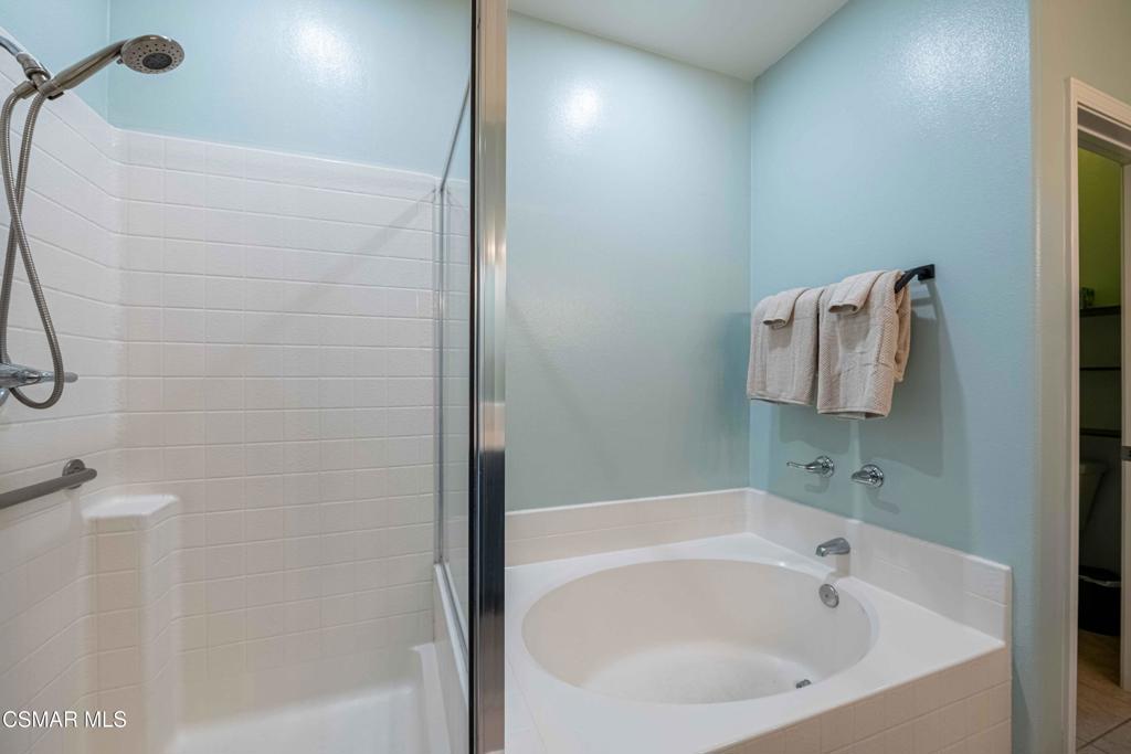 580 Fenwick Way, Unit C Simi Valley, CA 93065 - Photo 25 of 39 a bathroom with a bathtub