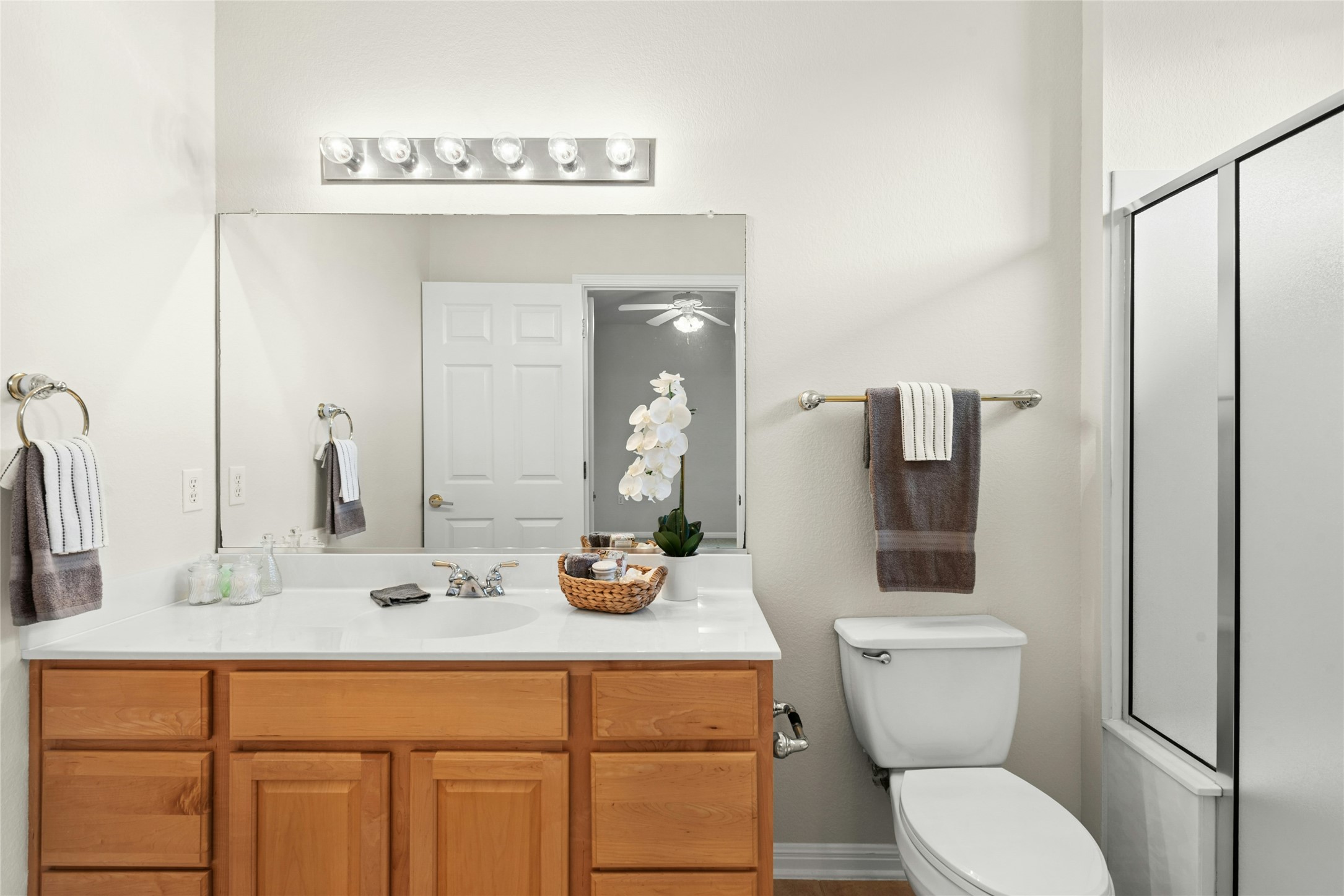 402 Colorado River Road Georgetown, TX 78633 - Photo 16 of 32 Main Bathroom