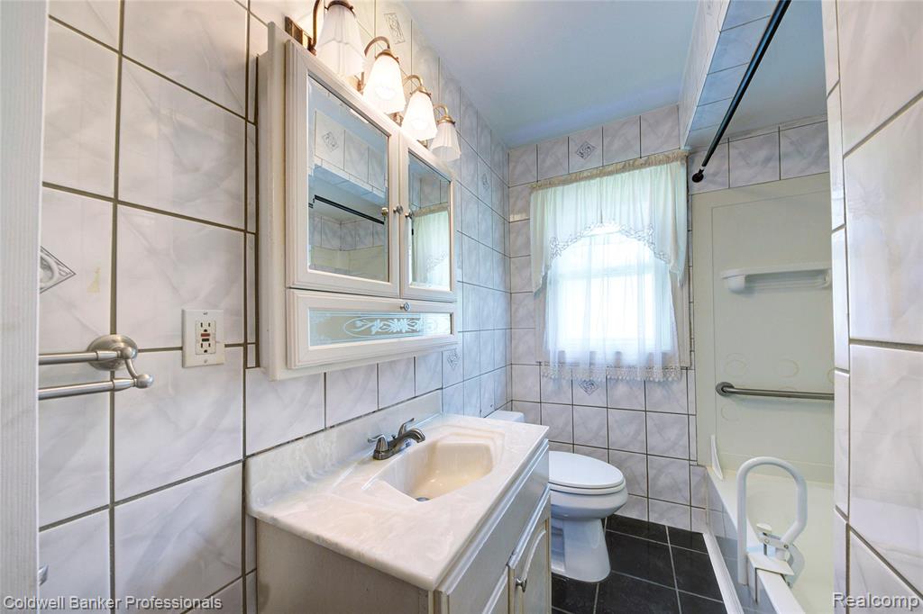 2139 Jones Road Waterford, MI 48327 - Photo 21 of 34