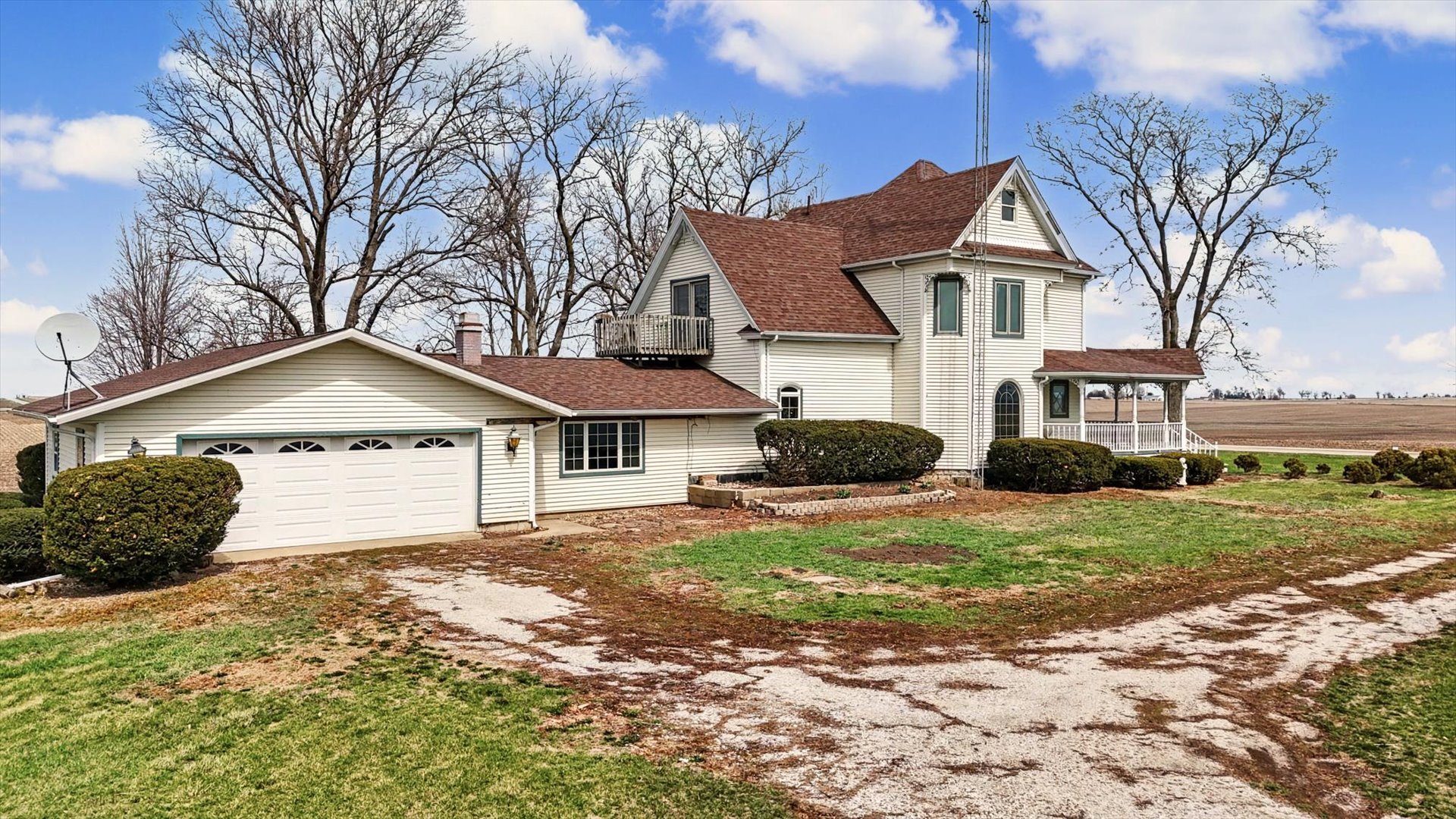 7961 North 3000 E Road Forrest, IL 61741 - Photo 7 of 66 a view of a yard in front of a house with a large tree