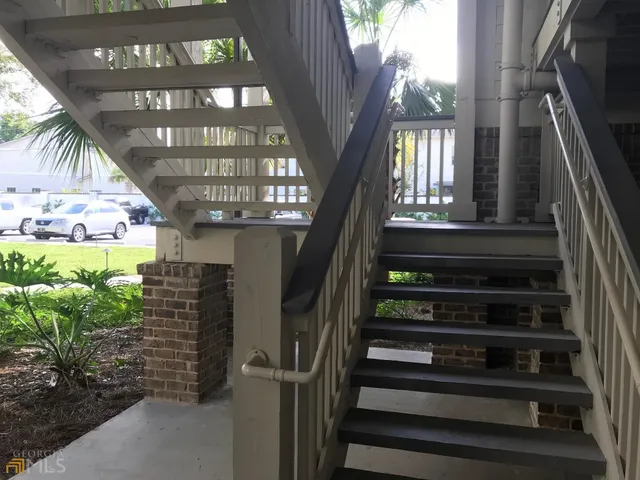 a view of entryway with a front door