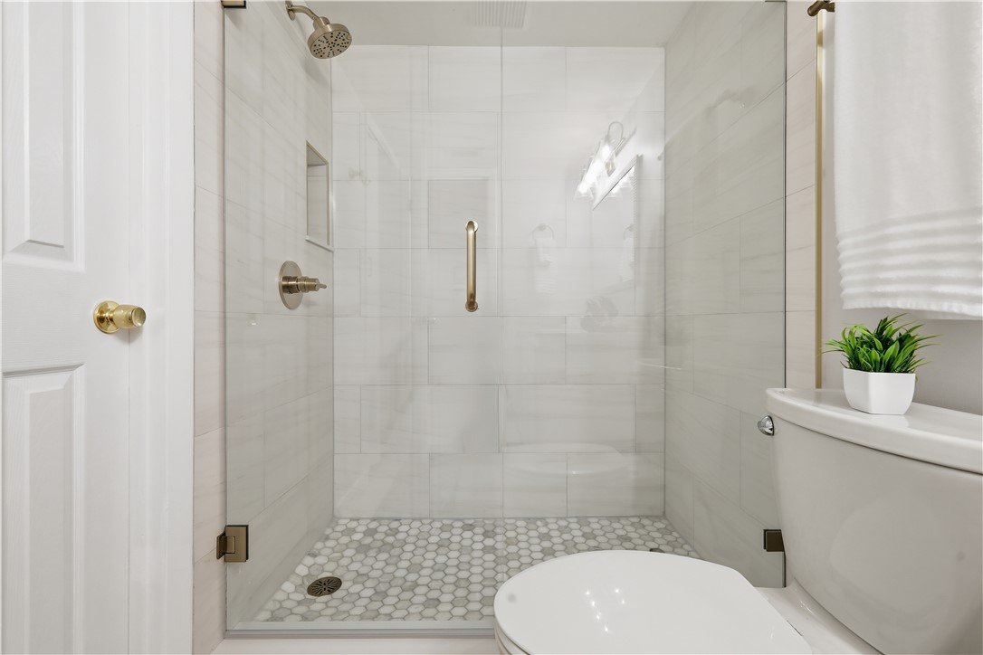 1830 Robalo Drive, Unit B102 Vero Beach, FL 32960 - Photo 15 of 33 a bathroom with a shower and a toilet