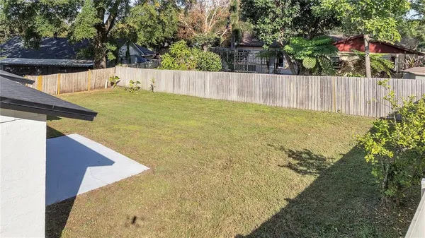 a view of a backyard