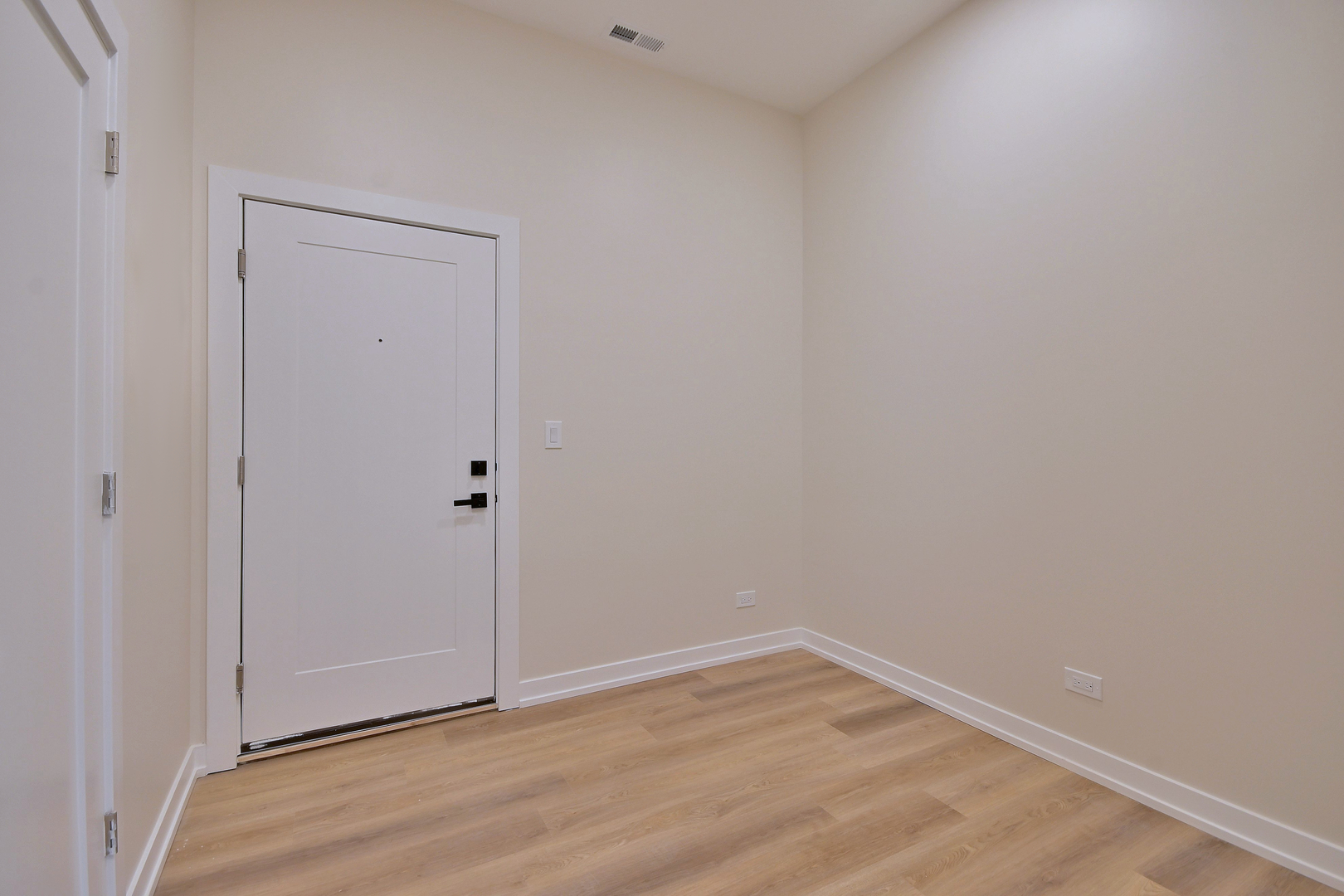 7518 Madison Street, Unit E Forest Park, IL 60130 - Photo 27 of 30 a view of an empty room