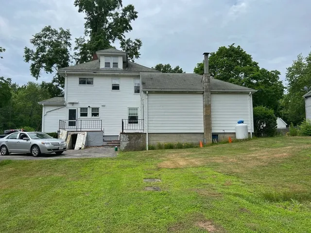 a view of a house with a backyard