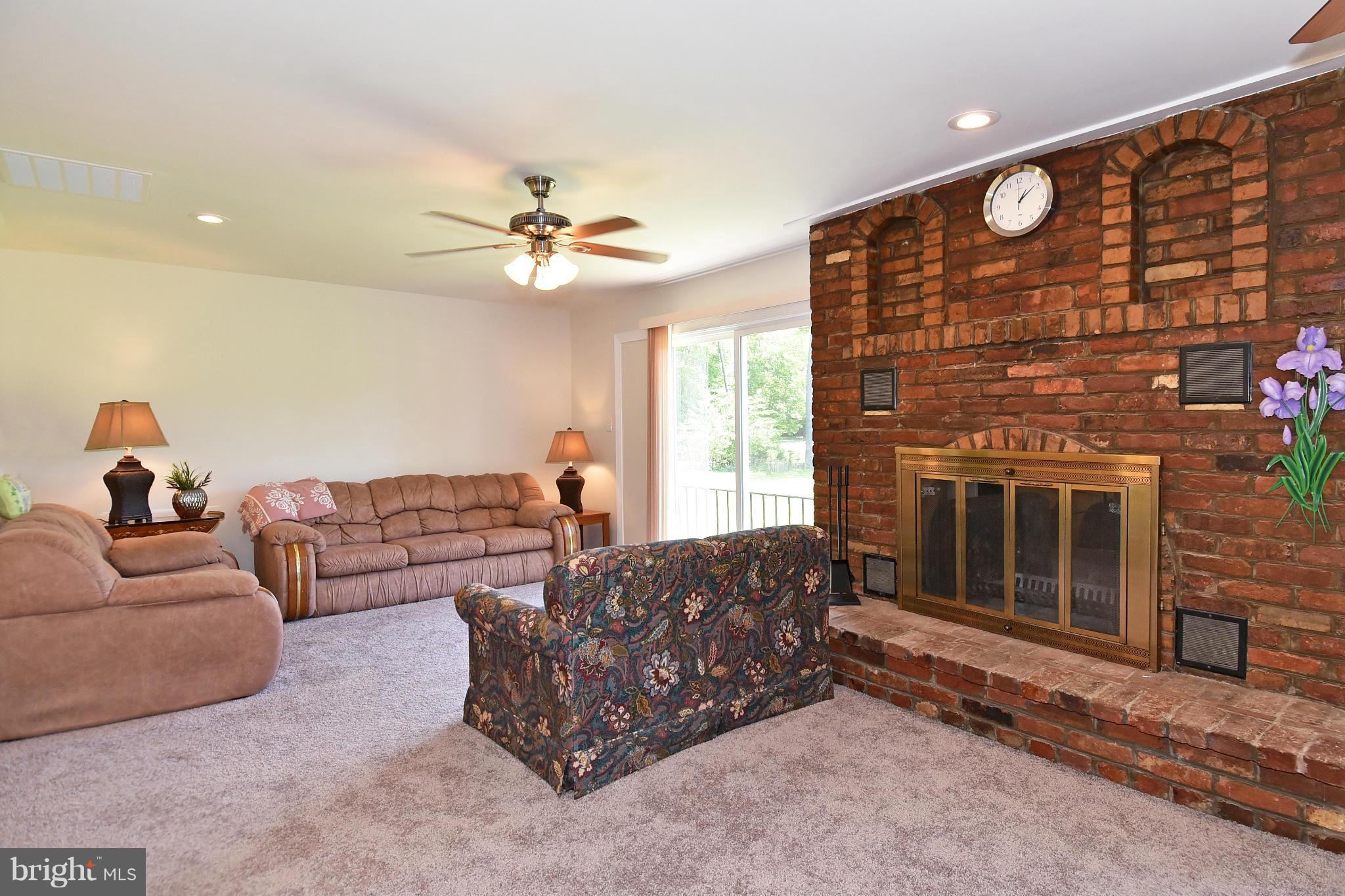 15901 Accolawn Road Accokeek, MD 20607 - Photo 7 of 29 Living Room