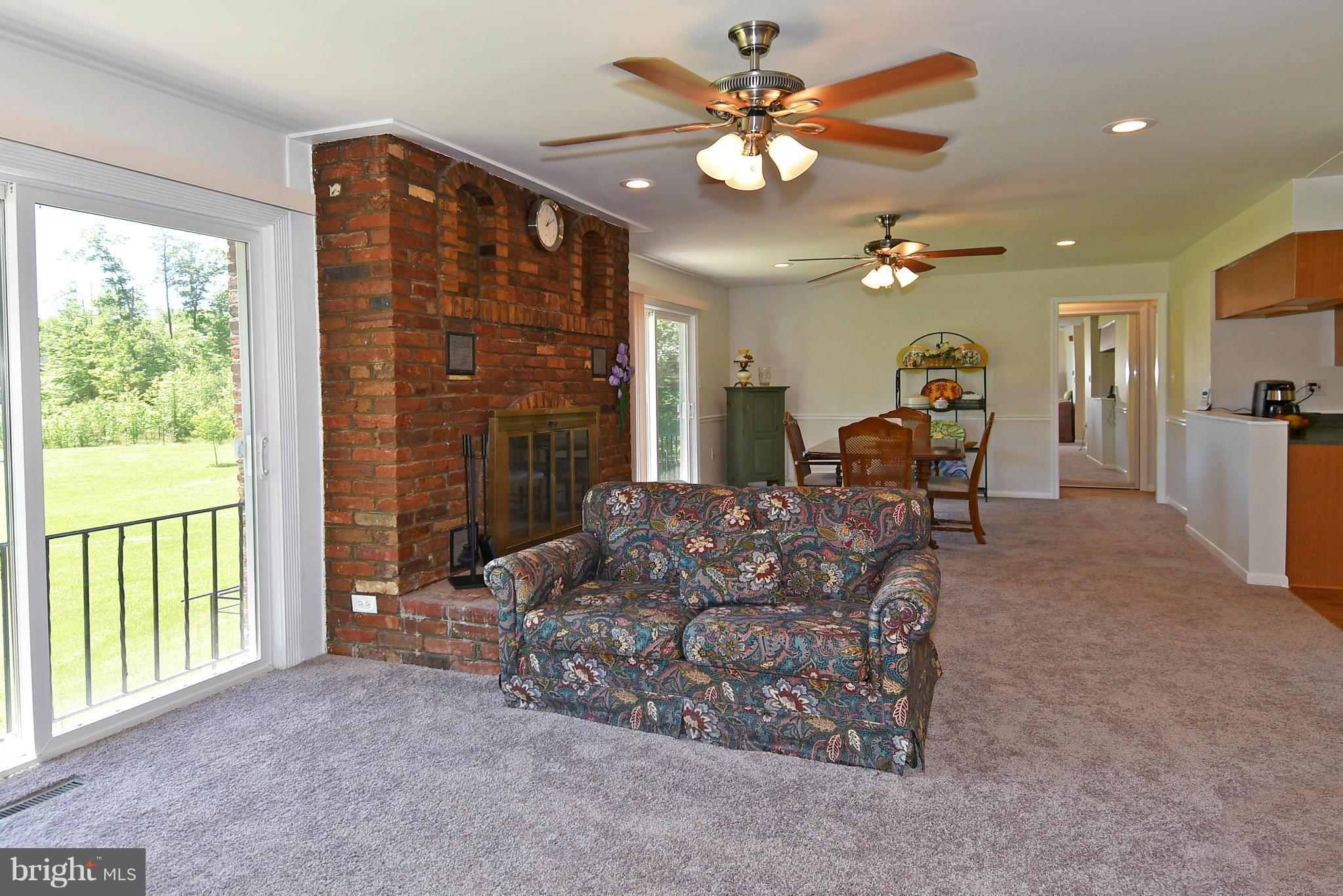 15901 Accolawn Road Accokeek, MD 20607 - Photo 8 of 29 Living Room