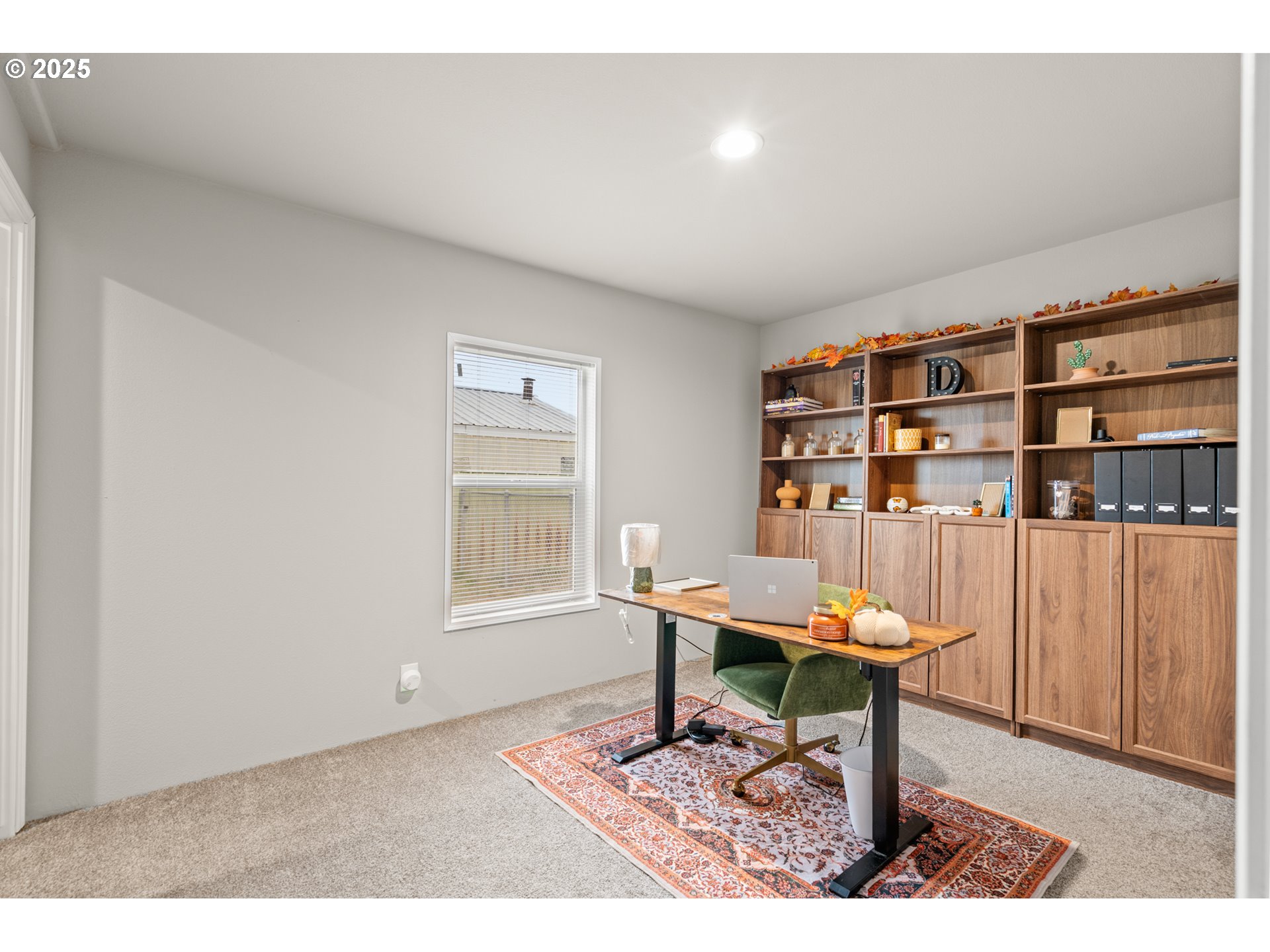 32390 East Punkin Center Road Hermiston, OR 97838 - Photo 15 of 17 a view of a workspace with furniture