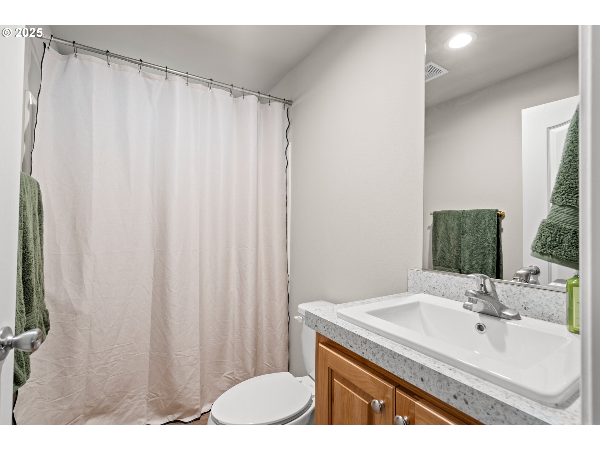 32390 East Punkin Center Road Hermiston, OR 97838 - Photo 17 of 17 a bathroom with a sink and a mirror