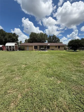 a view of a backyard