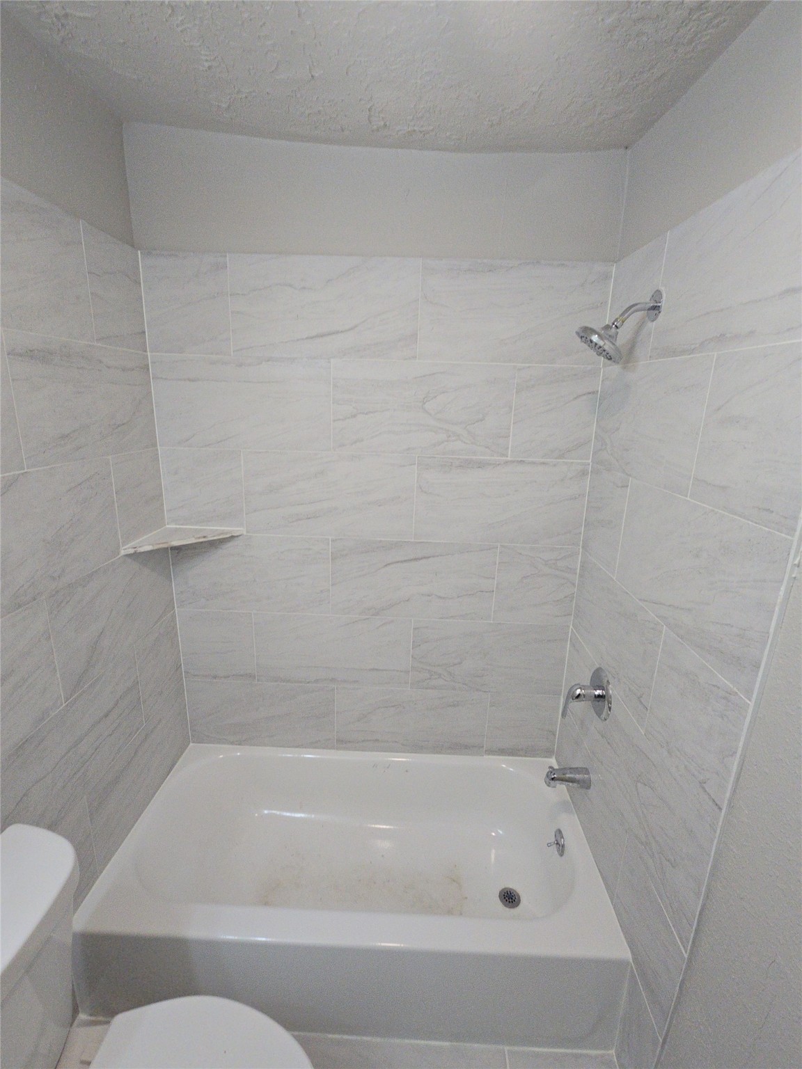 3335 Tuam Street, Unit 3 Houston, TX 77004 - Photo 13 of 16 a bathroom with a bathtub and a toilet