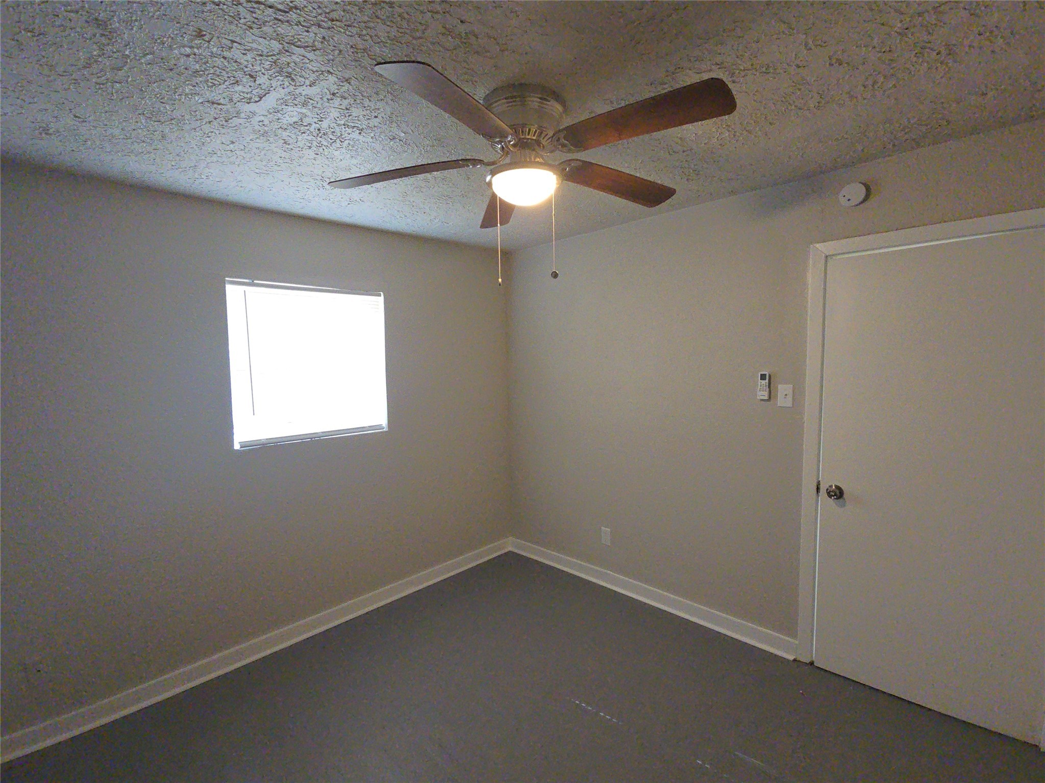 3335 Tuam Street, Unit 3 Houston, TX 77004 - Photo 8 of 16 an empty room with a ceiling fan and a window