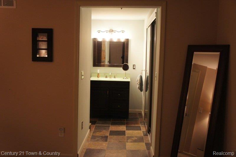 1657 Yale Court Rochester, MI 48309 - Photo 17 of 25 master bath.JPG