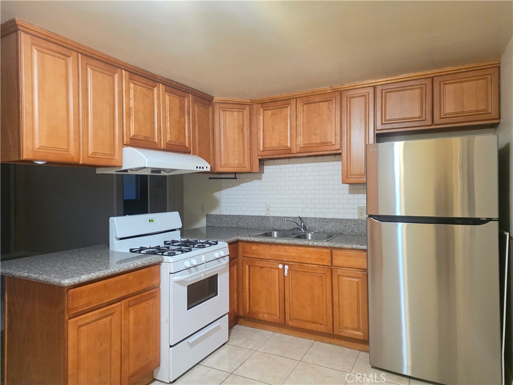 2642 Maxson Road, Unit 6 El Monte, CA 91732 - Photo 7 of 13 a kitchen with a stove a refrigerator and a sink