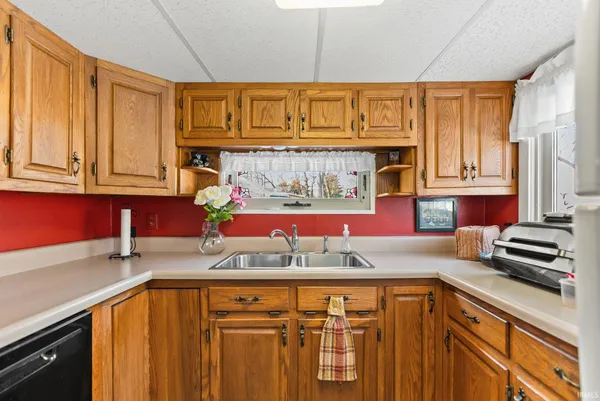 $450,000 | 9260 East 430 South, Wolcottville, IN 46795