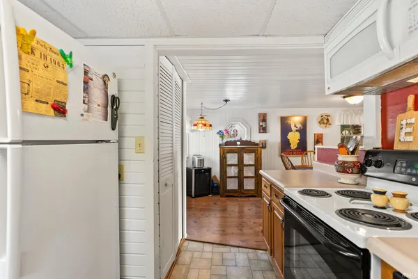 $450,000 | 9260 East 430 South, Wolcottville, IN 46795