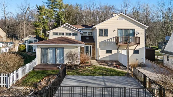 $450,000 | 9260 East 430 South, Wolcottville, IN 46795