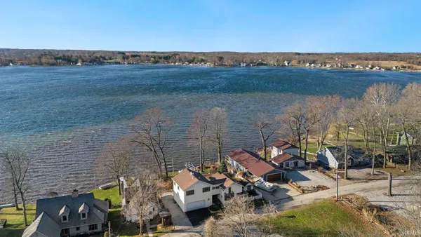 $450,000 | 9260 East 430 South, Wolcottville, IN 46795