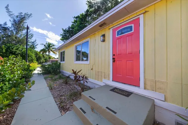 a front view of house with yard