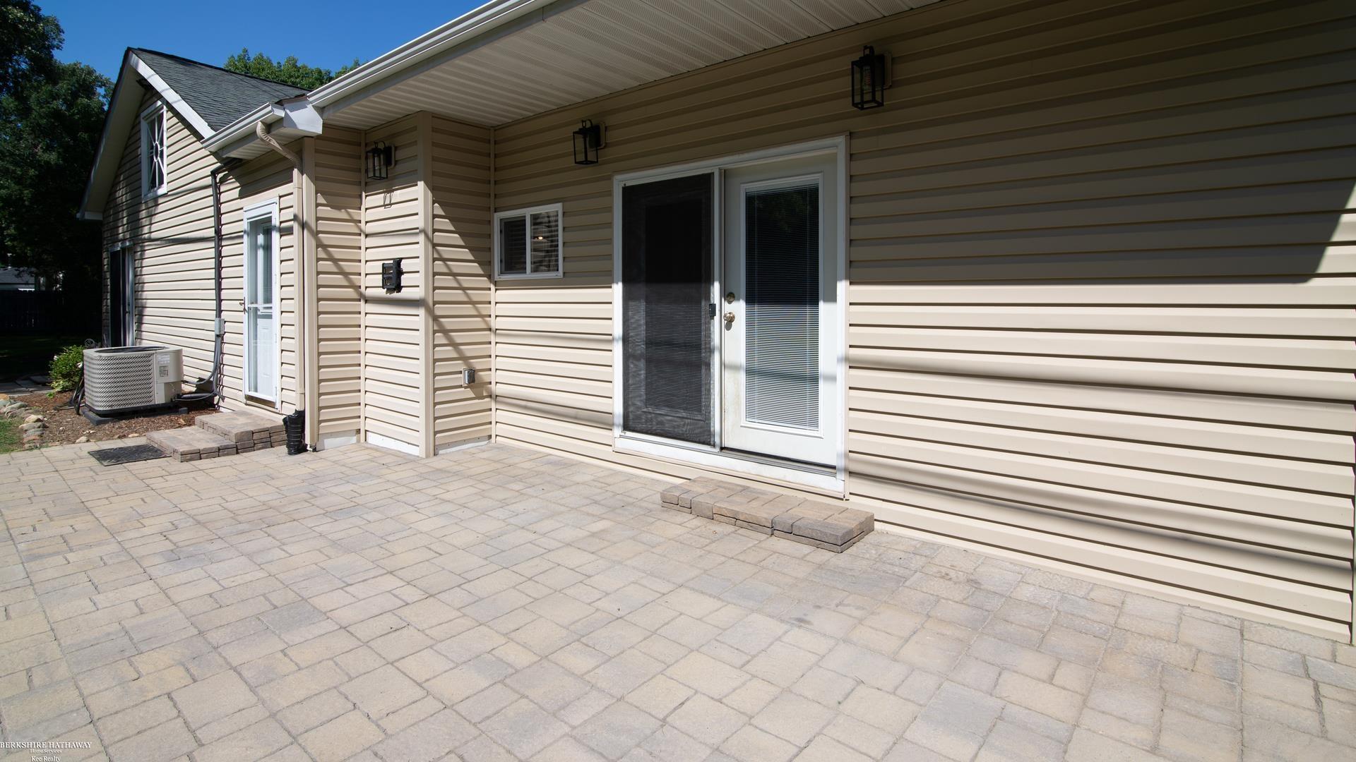 2540 Frankson Avenue Rochester, MI 48307 - Photo 3 of 37 50117180-2.JPG