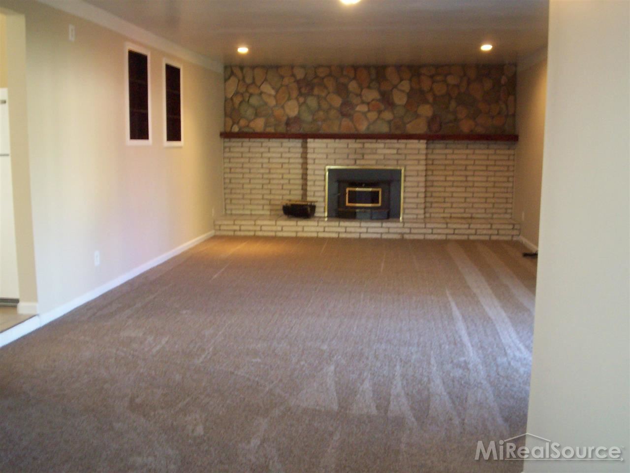25215 Hayes Road Warren, MI 48089 - Photo 5 of 9 31217918-4.JPG
