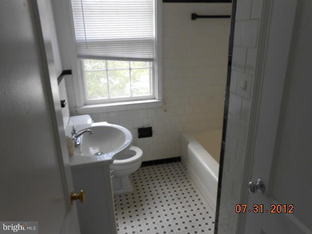 6629 Frederick Road Baltimore, MD 21228 - Photo 7 of 10 Bath