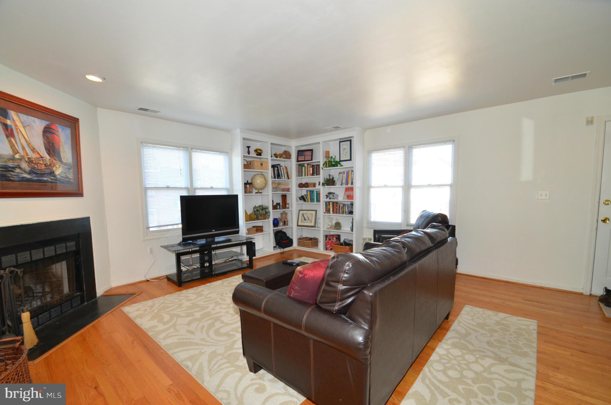 4202 Roland Avenue, Unit 208 P14 Baltimore, MD 21211 - Photo 2 of 26 Living Room