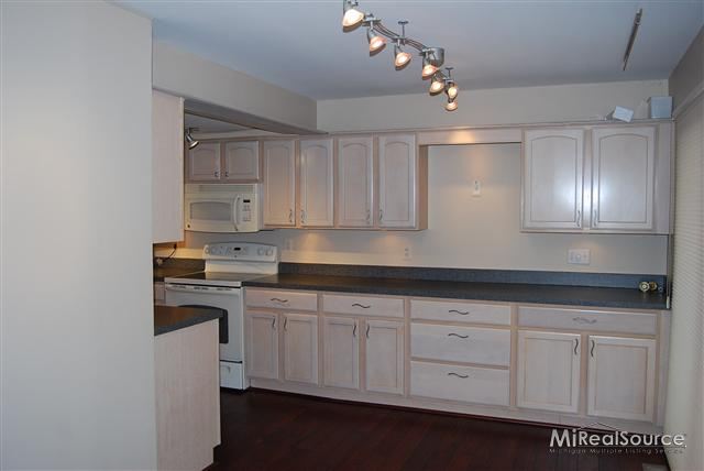 776 Oak Brook Ridge Drive, Unit 160 Rochester, MI 48307 - Photo 3 of 18 31226515-2.JPG