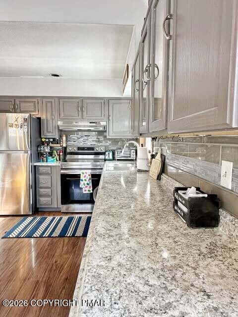 4309 Winchester Way Bushkill, PA 18324 - Photo 6 of 56 a kitchen with a stove a sink and a refrigerator