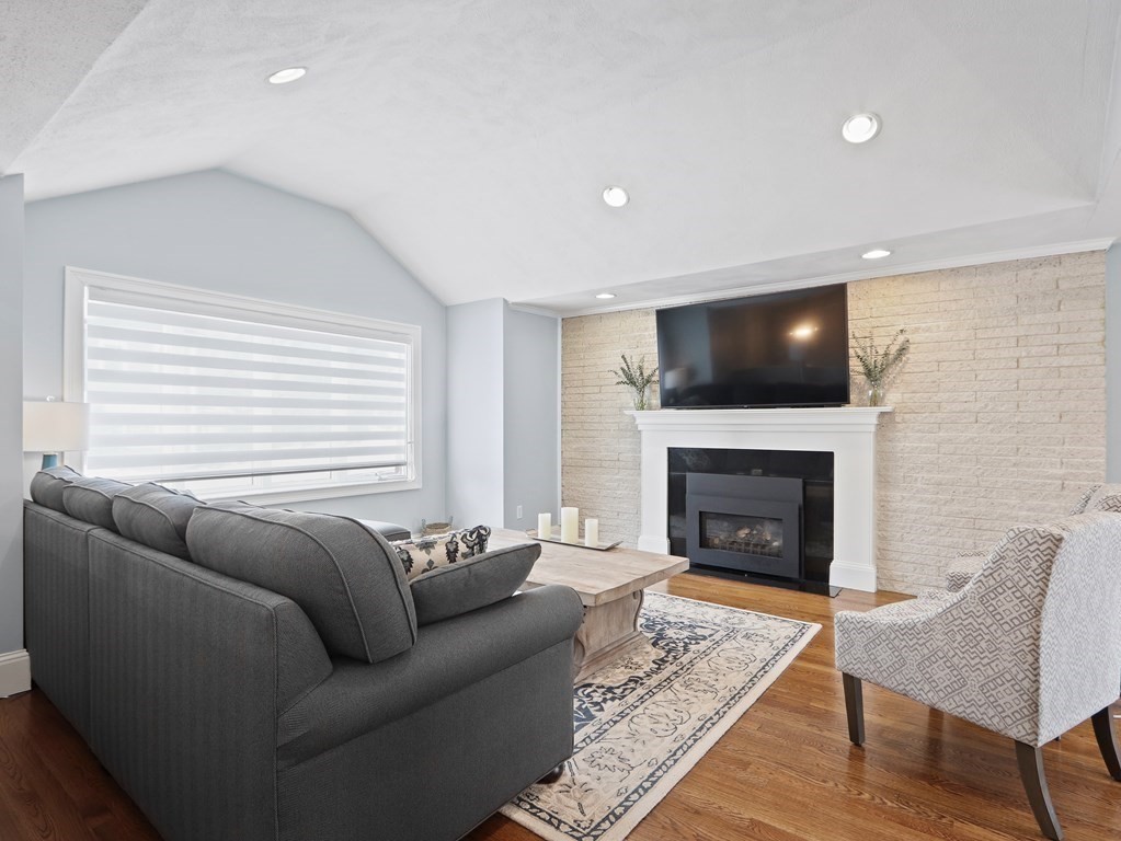 984 Webster Street Needham, MA 02492 - Photo 5 of 18 Gallery Image 5