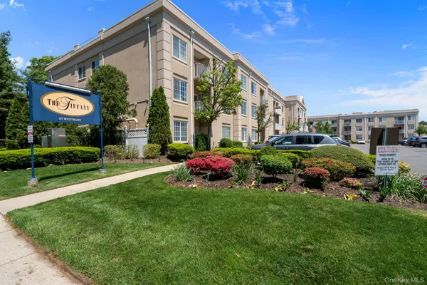 $3,000 | 54 School Street, Unit 121, Westbury, NY 11590