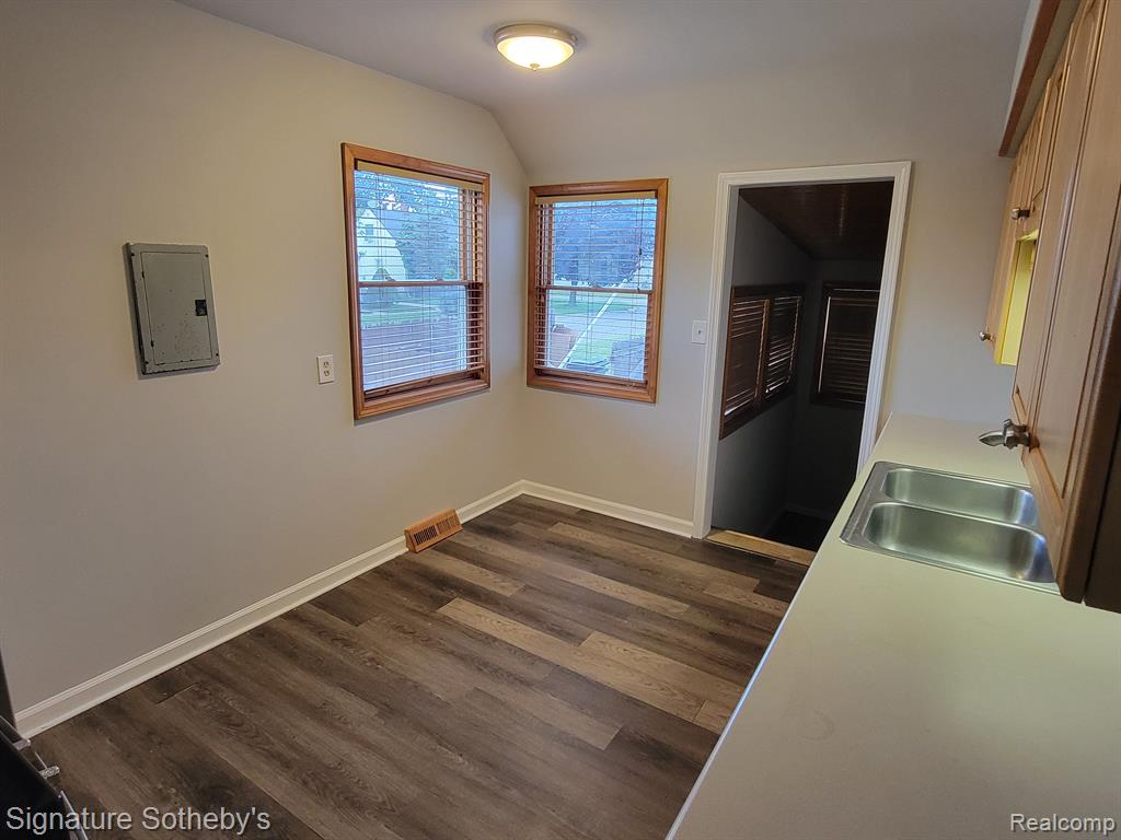 27360 Ridgewood Street Roseville, MI 48066 - Photo 8 of 32