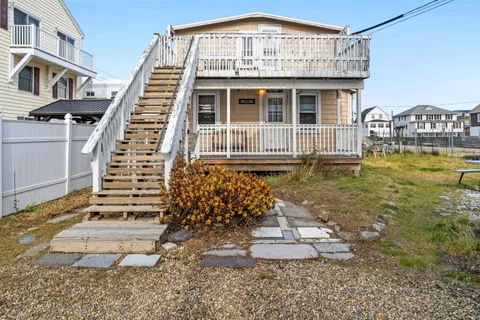 $539,000 | 22 1/2 I Street, Hampton, NH 03842