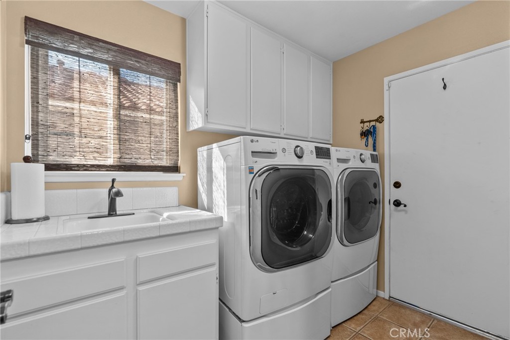 20344 Calhaven Drive Saugus, CA 91390 - Photo 35 of 70 a utility room with dryer and washer