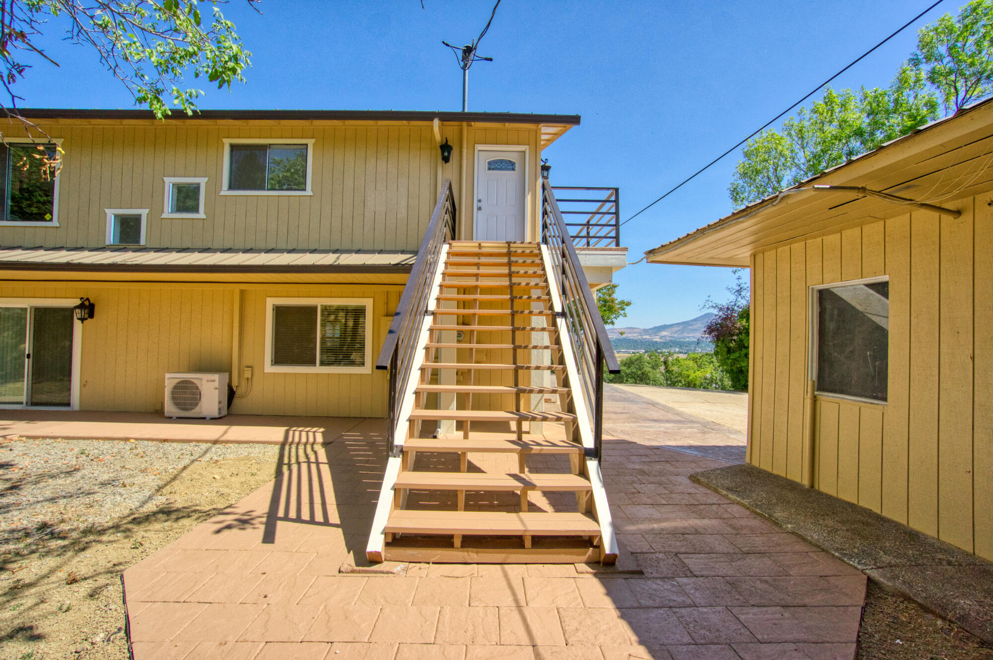 665-667 South Stage Road Medford, OR 97501 - Photo 23 of 70 667-S-Stage-Road-Medford-Guest-Entry-4